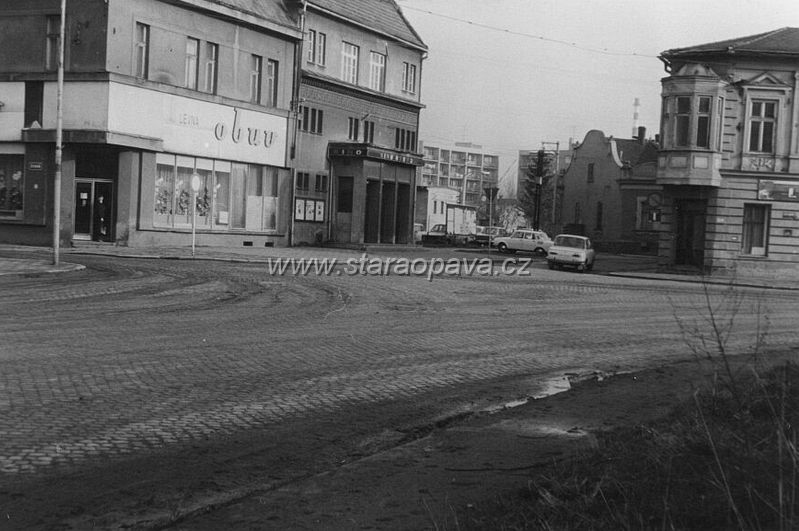 halkova (6).jpg - Tehdejší křižovaka ulic: doleva původní Černá, rovně Hálková a Ratibořská. Konec 70.let 20.století.
